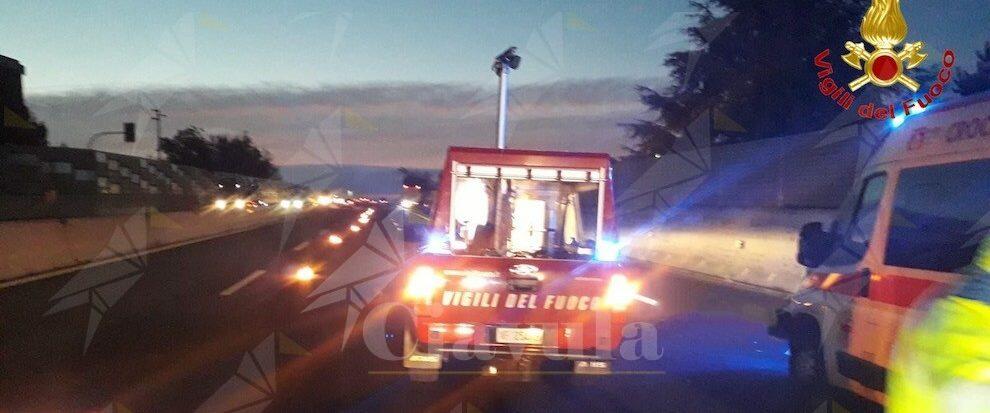 Tragedia in autostrada. Scende dall’auto dopo un incidente e viene travolto da un mezzo pesante