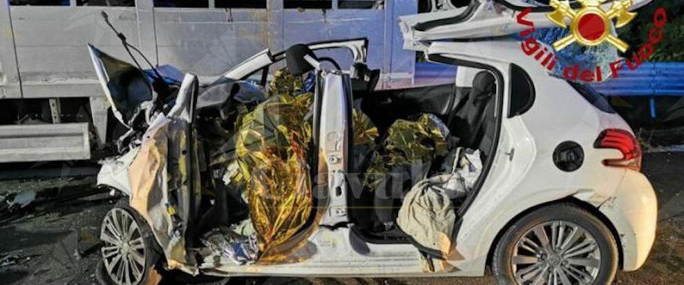 Devastante incidente tra auto e camion, tre persone morte sul colpo