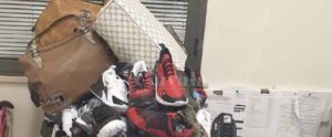 Sequestrati da polizia e guardia di finanza numerosi capi d’abbigliamento e accessori contraffatti item-thumbnail
