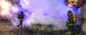 Frontale devastante: auto prende fuoco dopo incidente, il conducente muore carbonizzato item-thumbnail