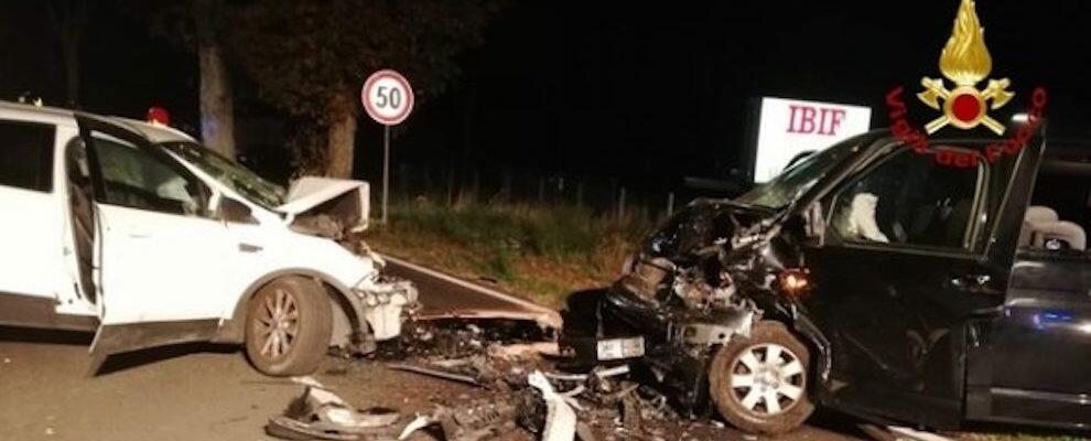 Tragico incidente frontale tra due auto, muore un uomo incastrato tra le lamiere