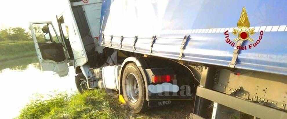 Incidente mortale tra un camion ed un furgoncino sulla statale