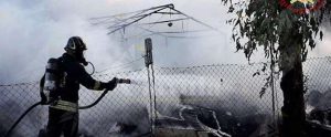 Fiamme minacciano deposito con bombole di gas, Vigili del fuoco al lavoro per ore item-thumbnail