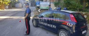 Accelerano alla vista di un posto di blocco dei carabinieri e scatta l’inseguimento nel centro abitato. Presi item-thumbnail