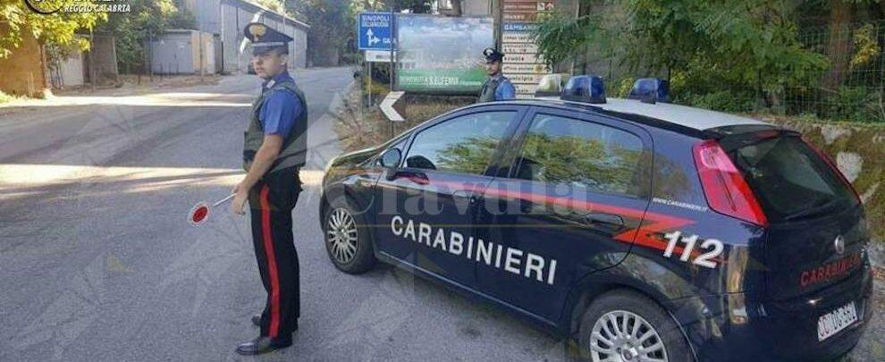 Accelerano alla vista di un posto di blocco dei carabinieri e scatta l’inseguimento nel centro abitato. Presi