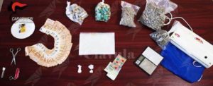 I Carabinieri di Roccella fanno irruzione in una casa a Stilo. All’interno droga, munizioni e contanti item-thumbnail