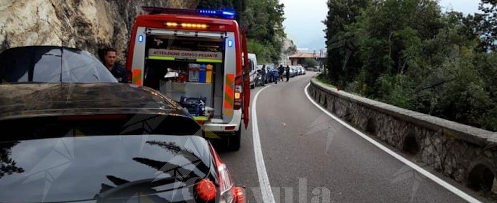 Violento scontro tra auto e moto, centauro trasportato d’urgenza in ospedale