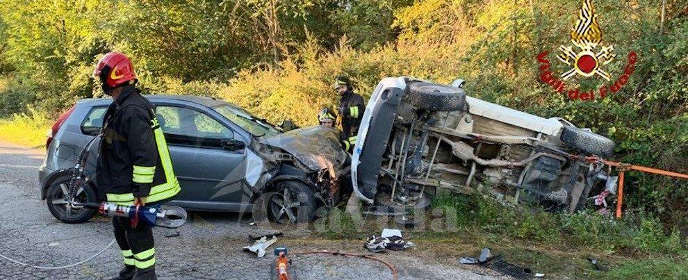 Incidente stradale: auto si ribalta e il conducente rimane intrappolato