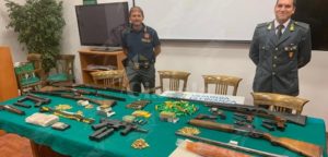 Reggio Calabria: sequestrato arsenale di esplosivo, armi e droga. Su un panetto di cocaina simboli massonici item-thumbnail