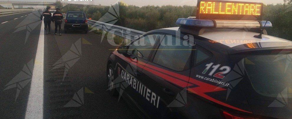 Forzano posto di blocco e abbattono la sbarra del casello autostradale, inseguimento da film