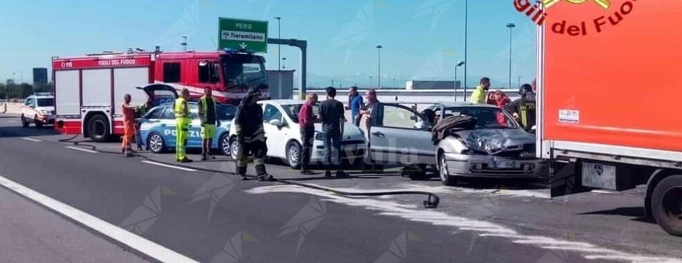 Incidente in autostrada, grave una donna. Coinvolte tre auto e un camion