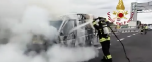 Furgone in fiamme sull’autostrada, in azione i Vigili del fuoco – video item-thumbnail
