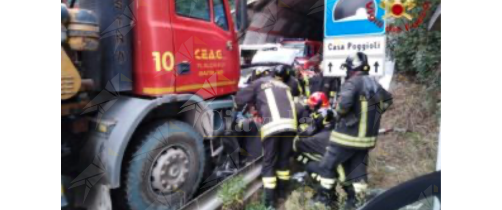 Incidente frontale tra suv e camion all’uscita della galleria, un ferito grave