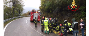 Le si ribalta l’auto ma viene salvata dai vigili del fuoco item-thumbnail