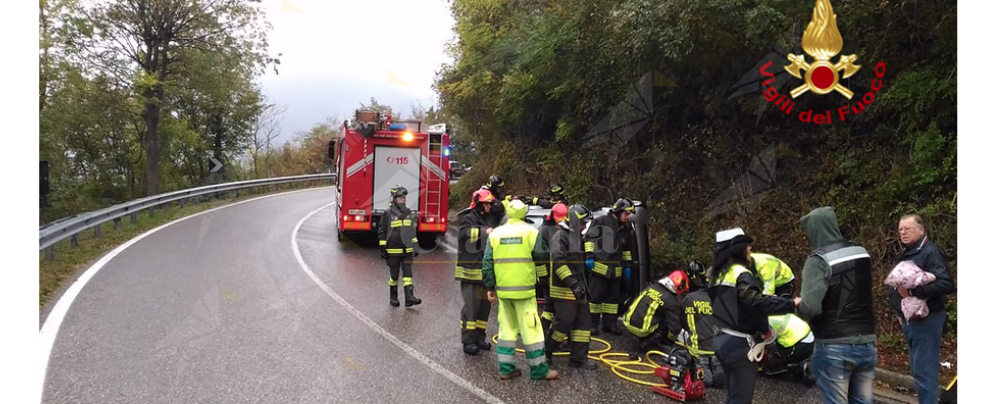 Le si ribalta l’auto ma viene salvata dai vigili del fuoco