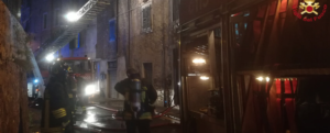 In fiamme un appartamento nella notte, intervengono i vigili del fuoco item-thumbnail
