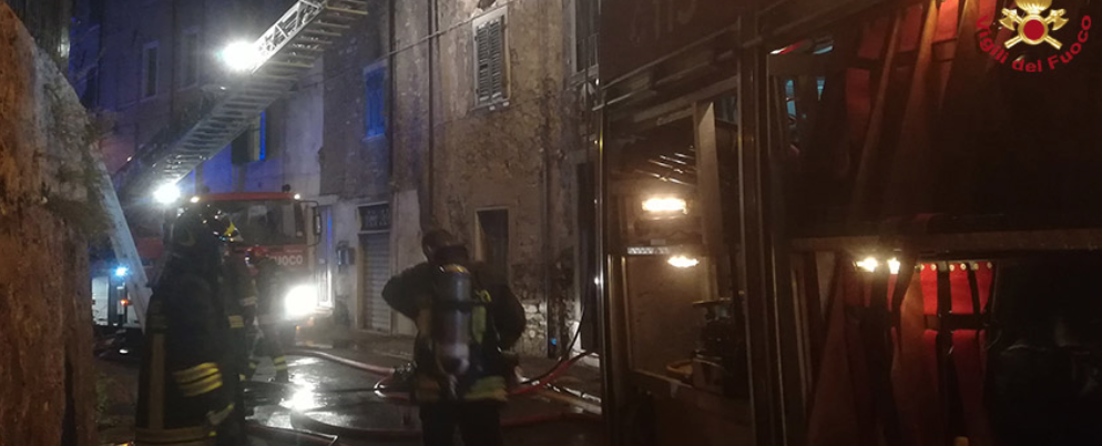 In fiamme un appartamento nella notte, intervengono i vigili del fuoco