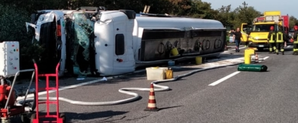 Incidente in autostrada tra due mezzi pesanti, autocisterna di gasolio si ribalta su un fianco