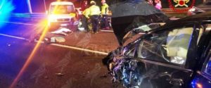 Scontro frontale tra 2 auto, i feriti intrappolati tra le lamiere item-thumbnail