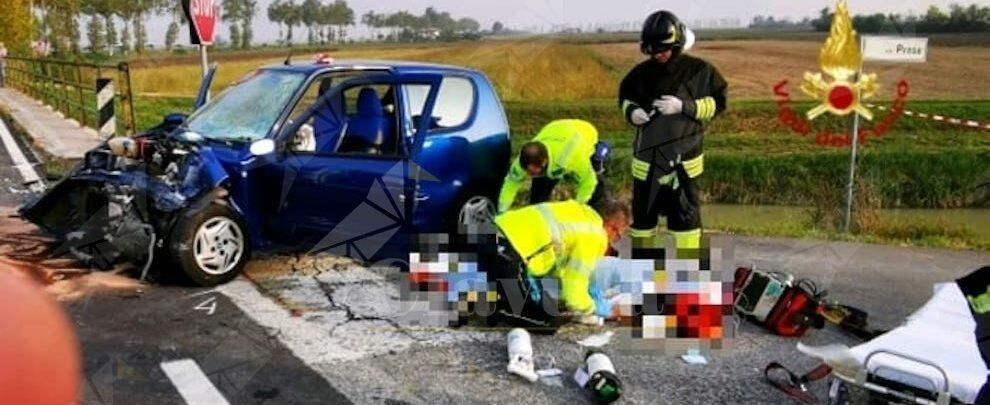 Terribile schianto tra tre auto all’incrocio, un ferito grave