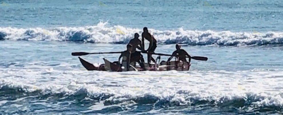 La corrente forte blocca al largo due ragazzini. Poliziotto eroe li salva dalle onde del mare