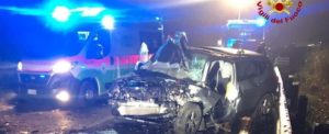 Perde il controllo della sua auto e si schianta contro un albero sulla statale item-thumbnail