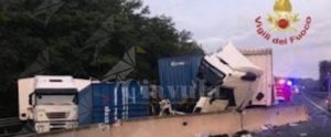 Incidente in autostrada, 3 camion coinvolti: traffico in tilt item-thumbnail