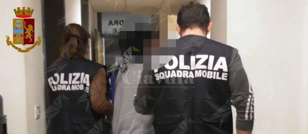 Calabria: Scippa il telefono ad una donna e aggredisce i  poliziotti. Arrestato