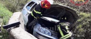 Perde il controllo dell’auto e finisce in un fossato item-thumbnail