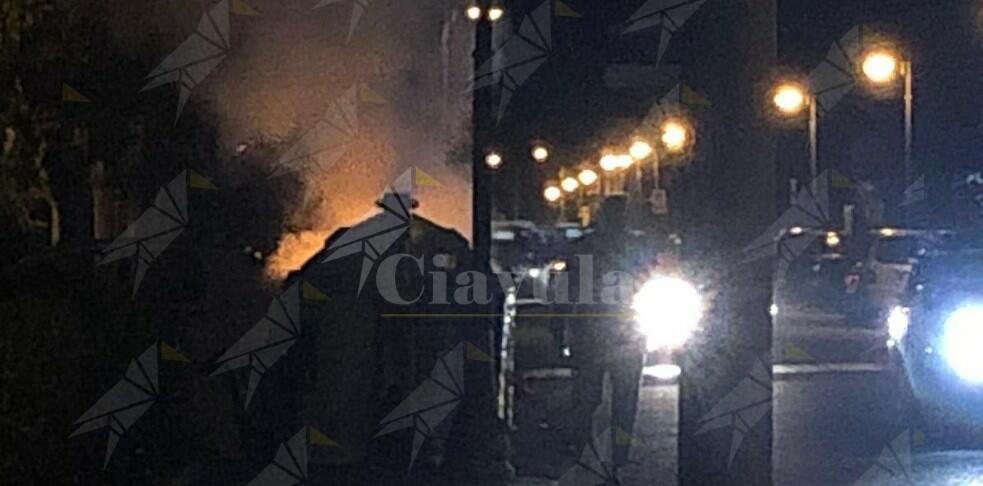 Incendiato cassonetto a Caulonia marina. Intervengono i vigili del fuoco