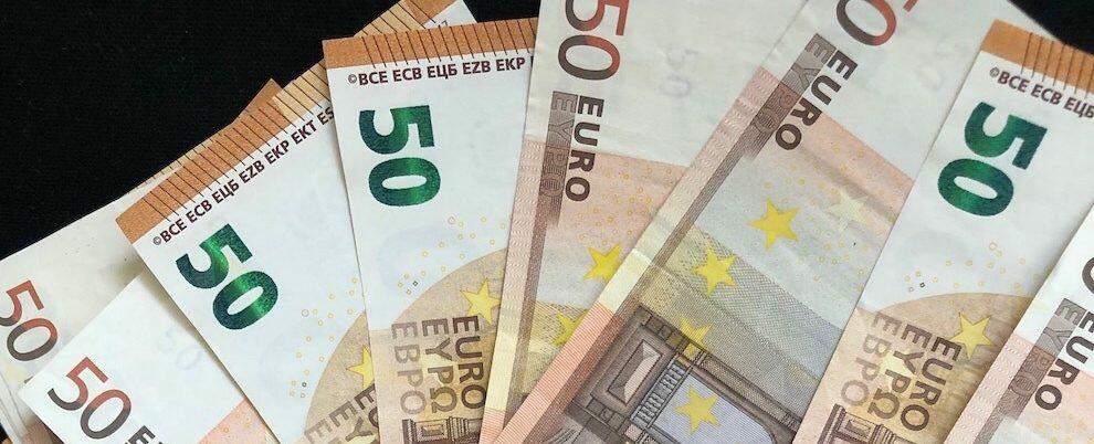 Ottiene la fiducia di un anziano per farsi scambiare due banconote da 100 euro, ma erano false. Denunciato