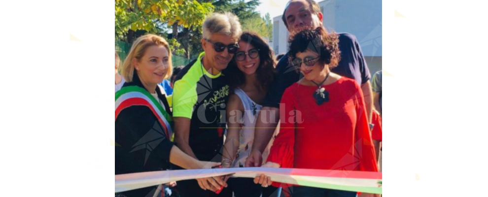 Inaugurata l’altalena per disabili al parco giochi di Caulonia marina