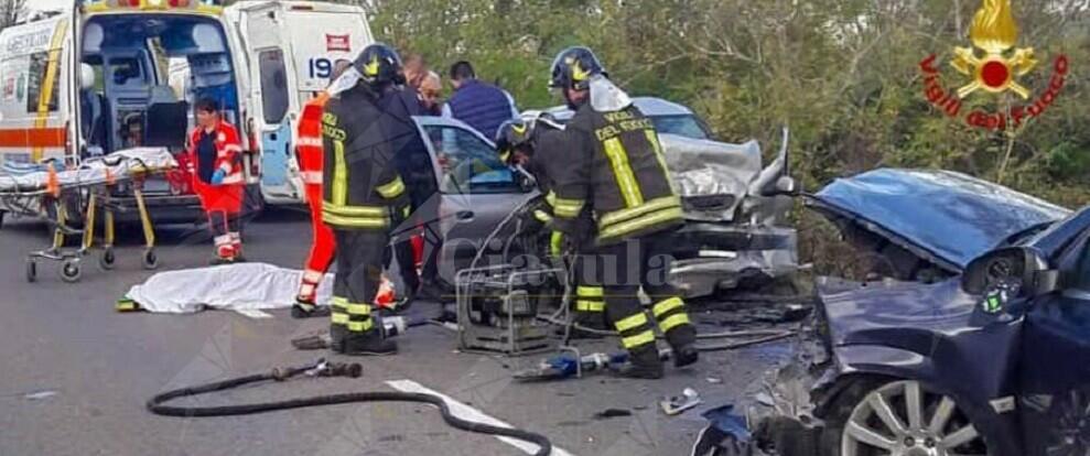 Tremendo scontro tra auto, un morto e un ferito grave