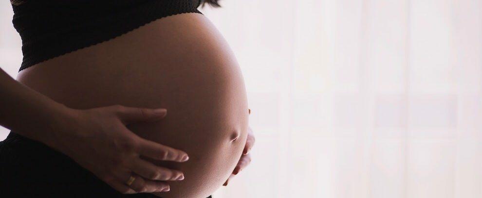 Covid, gravidanza e allattamento: come comportarsi