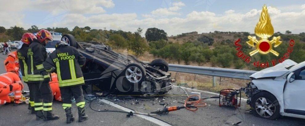 Violento scontro tra tre auto, un morto e quattro feriti