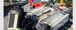 Terribile scontro tra due auto, una si ribalta. Ci sono dei feriti item-thumbnail