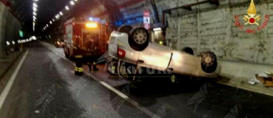 Calabria, incidente in galleria tra tre auto