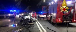 Sorpassa auto ferme al semaforo e si schianta: morto item-thumbnail
