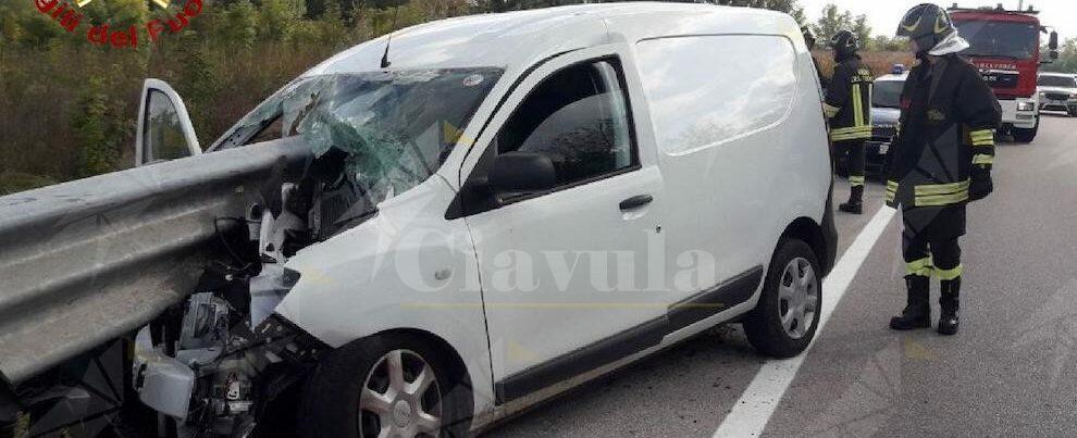 Perde il controllo del mezzo e si schianta contro il guard rail, miracolato