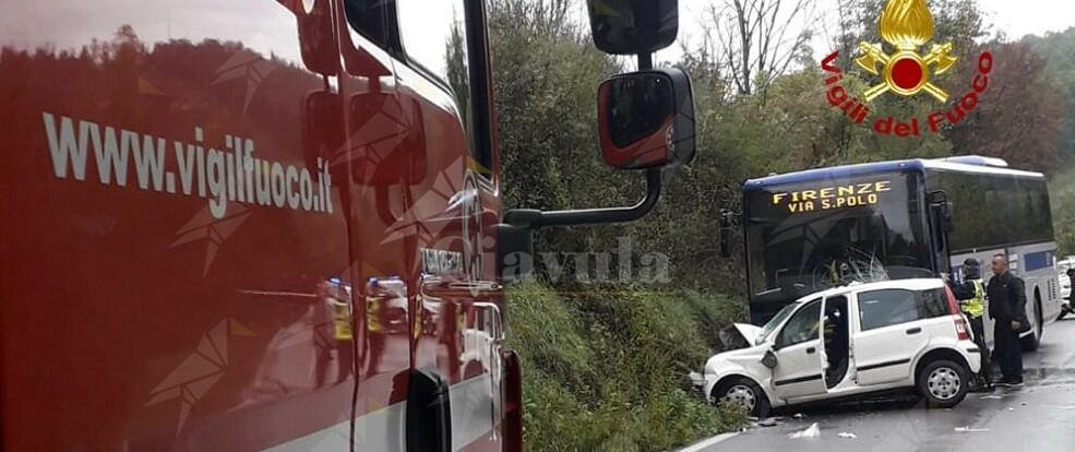 Incidente frontale tra un bus e un’auto, grave una donna