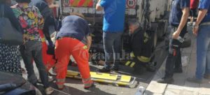 Siderno, operaio cambia una gomma a un mezzo di Locride Ambiente, ma il cric si rompe e viene schiacciato dal mezzo item-thumbnail