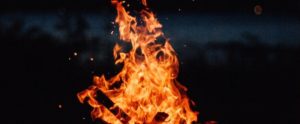 Appicca incendio e rimane ustionato: è grave item-thumbnail