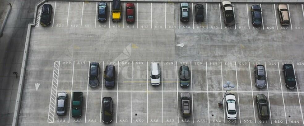 Litigano al parcheggio per un posto auto. Una persona denunciata