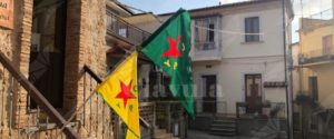 Riace dalla parte dei kurdi – fotogallery item-thumbnail