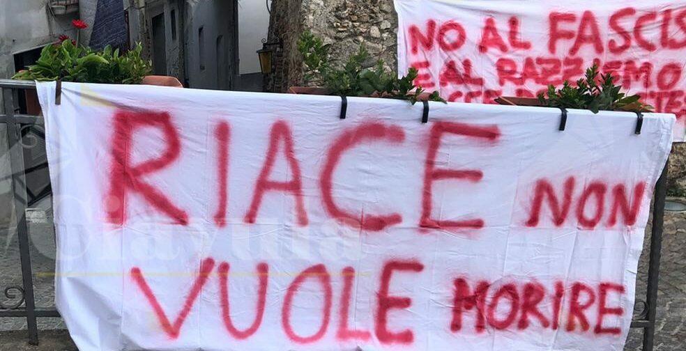 Il comune di Riace contro Città Futura. Trifoli fa causa per togliergli la sede