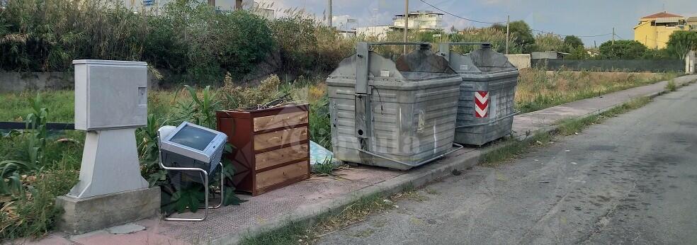 Incivili alla riscossa. Ingombranti abbandonati per strada a Caulonia marina