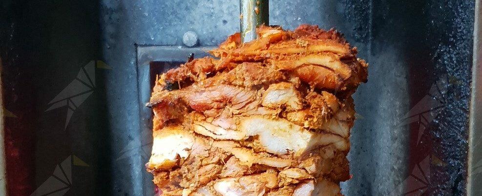 Alimenti mal conservati in un furgone frigo: la polizia stradale sequestra 815kg di Kebab