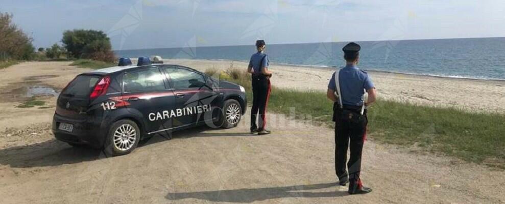 Gettano la cocaina in mare per sfuggire al controllo dei carabinieri. Arrestati