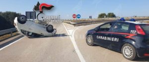 Si sottrae all’Alt dei Carabinieri perchè in possesso di cocaina. Durante la fuga perde il controllo del veicolo ribaltandosi item-thumbnail
