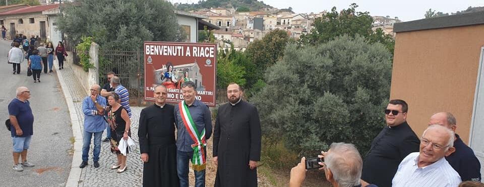 Il sindaco di Riace parla di “anni e anni di reati” commessi. E scrive anche: “Meglio la legge del taglione che passare per c……e” in riferimento a un giornalista sgradito